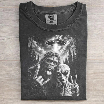 Funny Bigfoot Alien UFO Selfie Retro Shirt